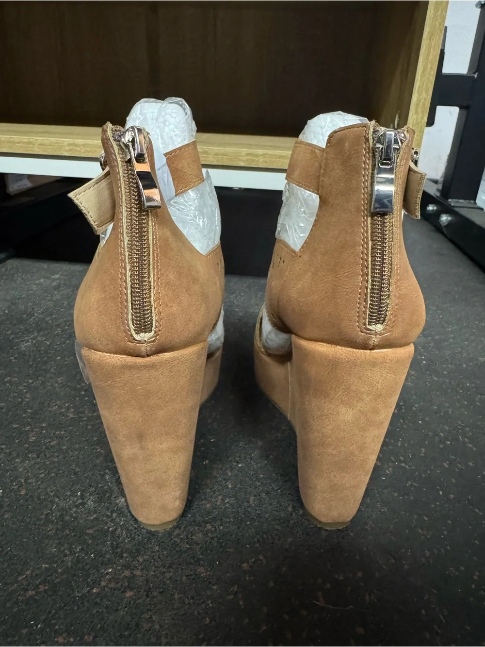 New Women's Tan Cutout Platform Sandals